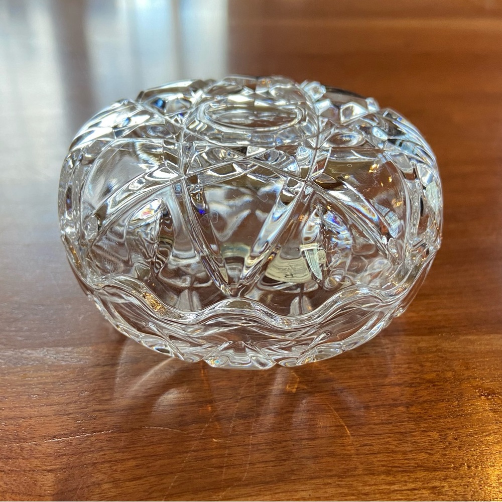 RCR Royal Crystal Rock Italy lidded trinket box clear glass round and scalloped